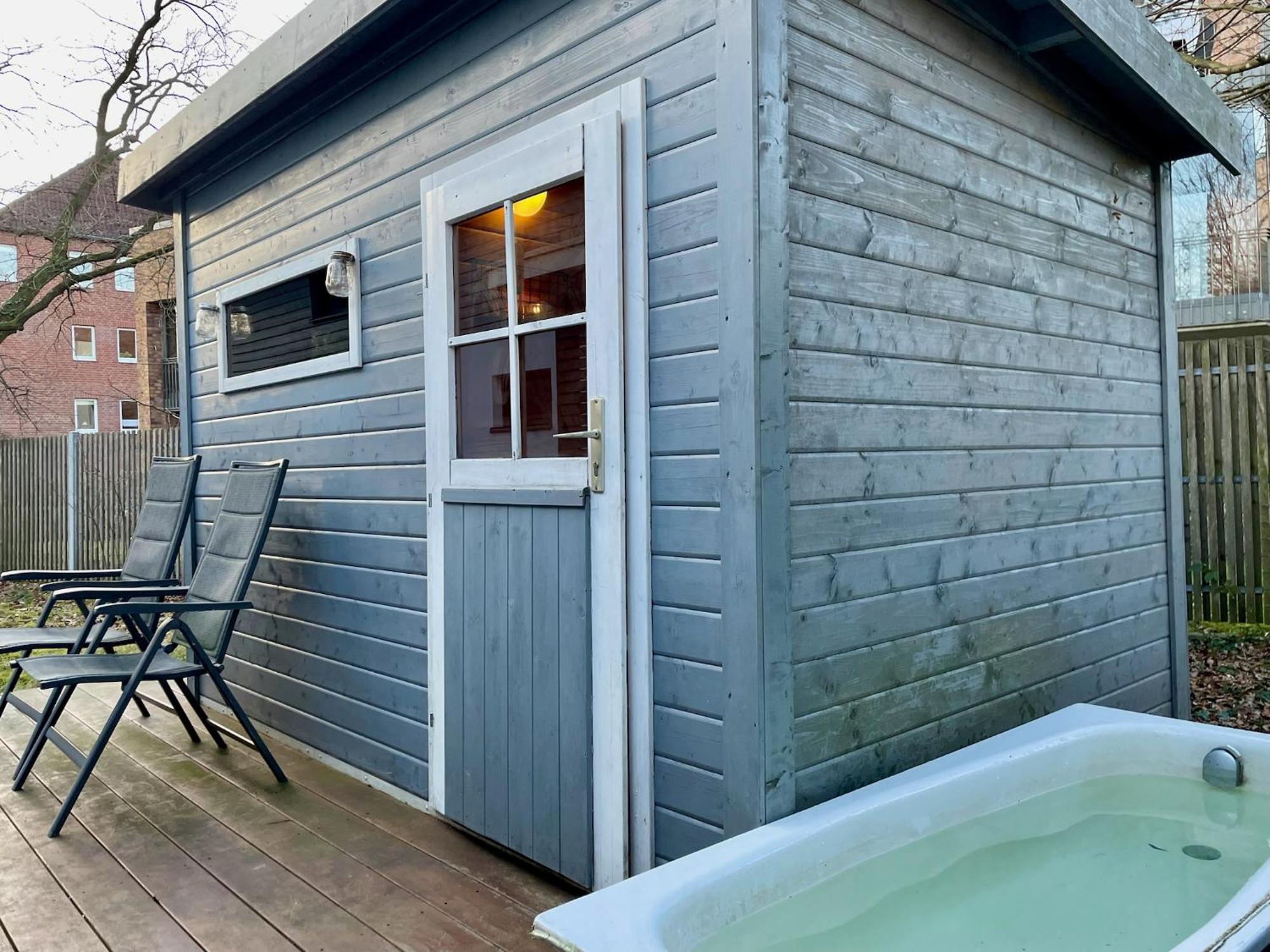 Modernes Holzhaus Im Skandinavischen Stil Mit Sauna, Garten Und 2 Katzen Norderstedt Eksteriør billede
